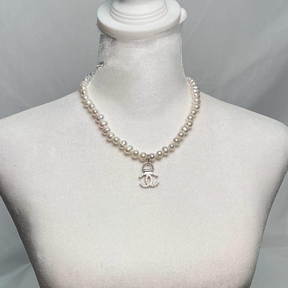 Pearl Necklace with Silver Charm Chanel - Picture 4 of 7